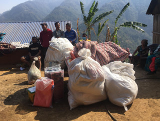 आगलागीबाट क्षति भएका परिवारलाई पालिकाद्वारा अत्यावस्यक सामग्री प्रदान