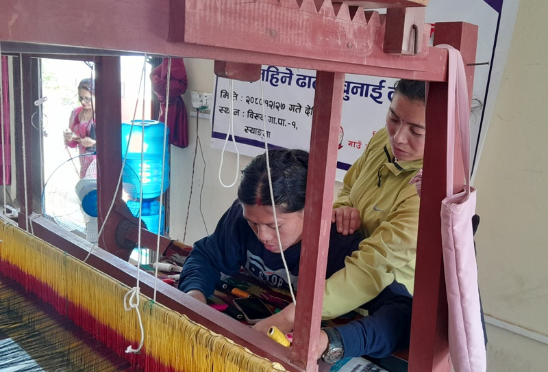 बिरुवामा महिलाहरुका लागि ढाका बुनाई तालिम 