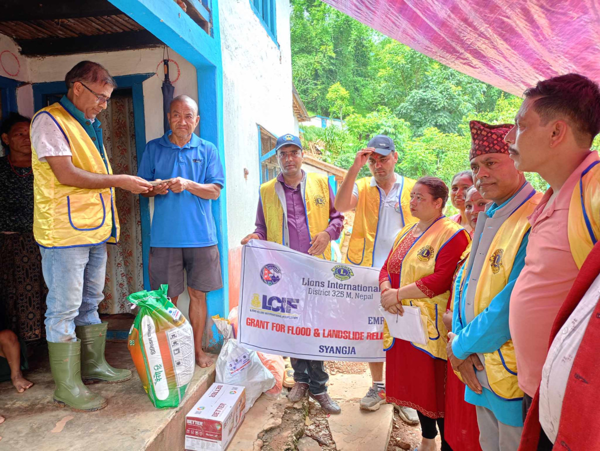 लायन्स क्लबले भीरकोटमा राहत सामाग्री वितरण ग¥यो