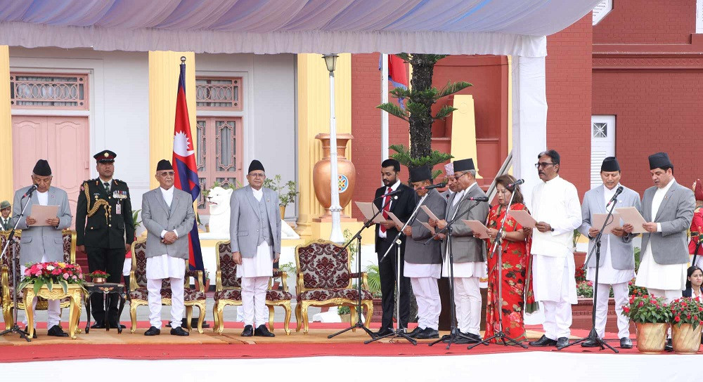 नवनियुक्त प्रधानमन्त्री ओलीको नेतृत्वमा मन्त्रिपरिषद विस्तारसँगै सपथ ग्रहण 