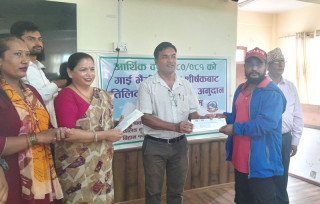 वालिङ नगरपालिकाद्वारा पशुपालक किसानहरुलाई झण्डै सवा सात लाख अनुदान प्रदान