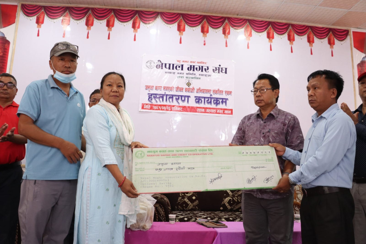दुबै मृगौला फेल भएकी जमुनालाई  १५ लाख सहयोग हस्तान्त्रण