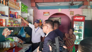 वालिङ बजारका पसलहरुको अनुगमन
