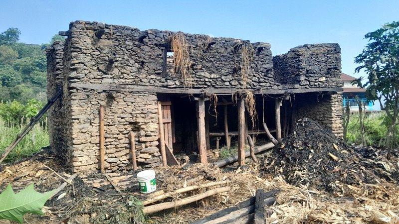 खाल्टेका भीमबहादुरको भैंसी गोठमा आगोलागी