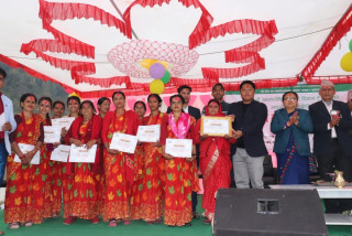 नारी  दिवसको अवसरमा पैयूँमा  लोकगीत प्रतियोगिता सम्पन्न, समाज कल्याण महिला समूह प्रथम
