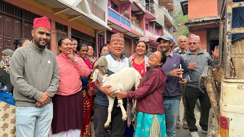 महिलालाई उत्पादनमा जोड्न बाख्राका पाठी र बोका वितरण