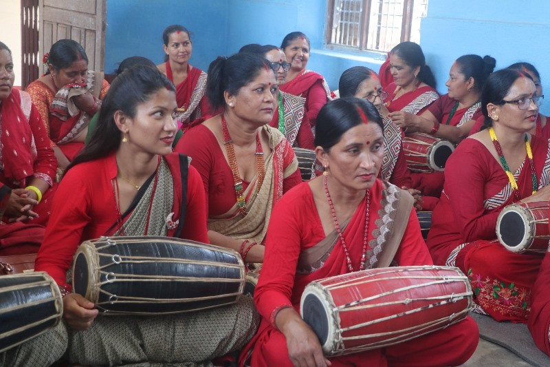भीरकोटमा महिलाहरुलाई मादल बजाउने तालिम