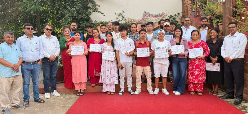 कुक तालिमका सहभागीलाई प्रमाणपत्र वितरण ।