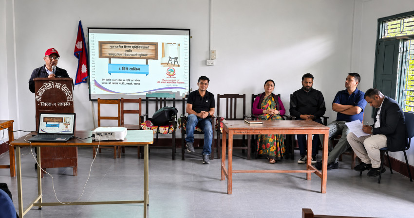 शैक्षिक गुणस्तर  स्तरवृद्धीका लागि बिरुवाले स्मार्टबोर्ड जडान गर्दै