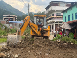 आसफाल्ट प्रविधिबाट कालोपत्रे हुँदै पैयूँ गाउँपालिकाको कार्यालय जोड्ने मुख्य सडक